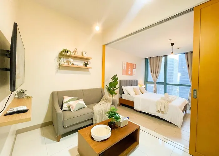 Prime Bgc Condo: Uptown Mall & Hyatt #ournw21n Holiday home
